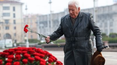 Цветы к памятнику Ленину возложили в Минске