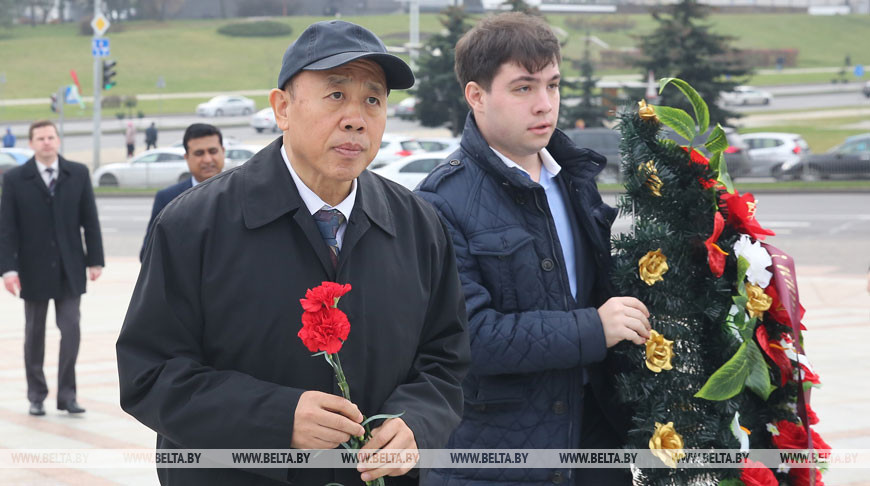 Заместитель генерального секретаря ШОС возложил цветы к стеле "Минск - город-герой"