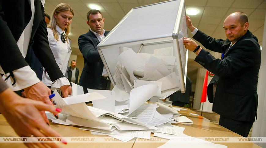 Голоса избирателей считают в Минске