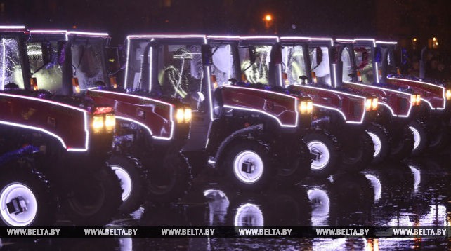 Трактора МТЗ станцевали у новогодней елки