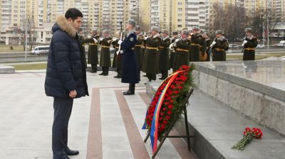 Губернатор Калининградской области возложил венок к стеле "Минск - город-герой"