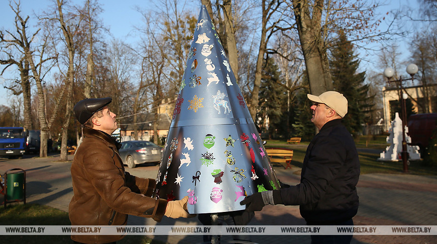 В Гродно создают аллею креативных елок