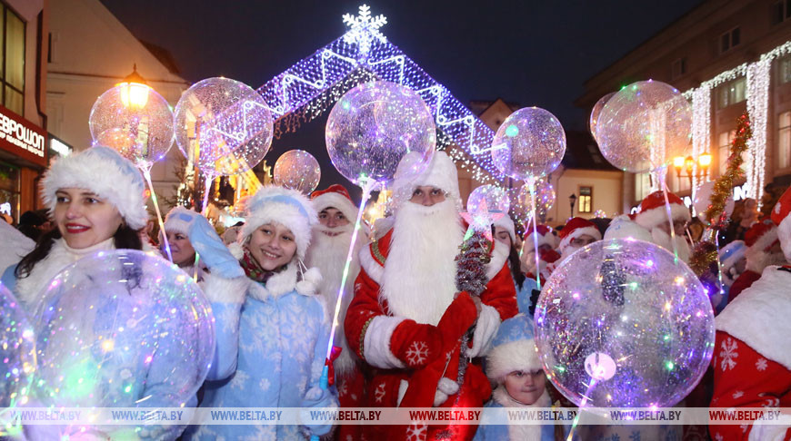 В Гродно прошло шествие Дедов Морозов и других новогодних персонажей