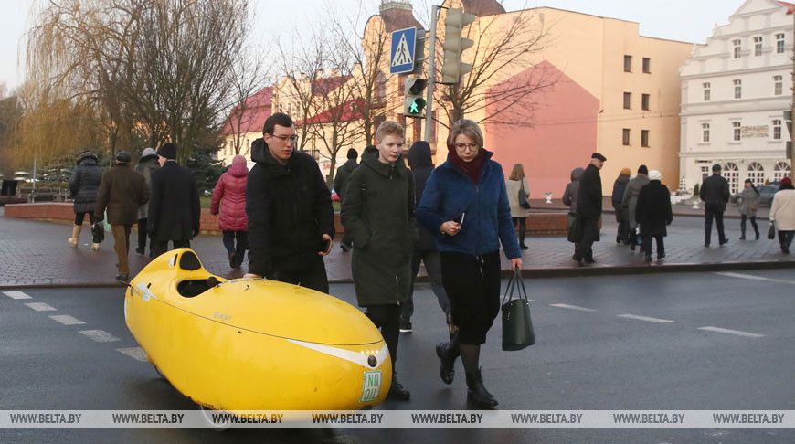 Немецкий турист путешествует по Беларуси на веломобиле