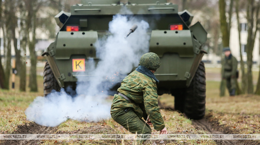 Молодое пополнение 38-й десантно-штурмовой бригады проходят курс общевойсковой подготовки