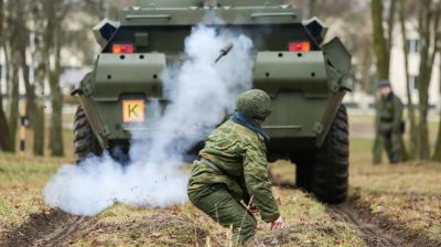 Молодое пополнение 38-й десантно-штурмовой бригады проходят курс общевойсковой подготовки