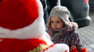 Дед Мороз и Снегурочка дарят подарки на таможенном посту "Варшавский мост"