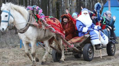 Ледяной Дед поселился в деревне Меркуловичи на время новогодних праздников