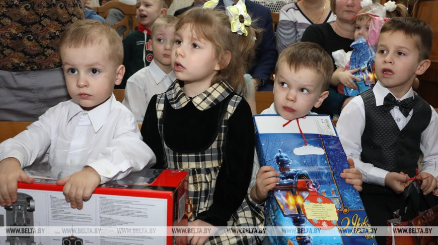 Воспитанники Витебского детского дома получили подарки с "Новогодней елки желаний"