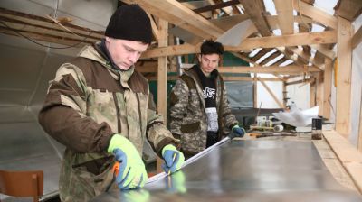 В Гродно мастера вручную обшивают купол Старого замка