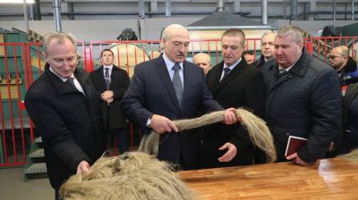 Лукашенко посетил Шкловский льнозавод