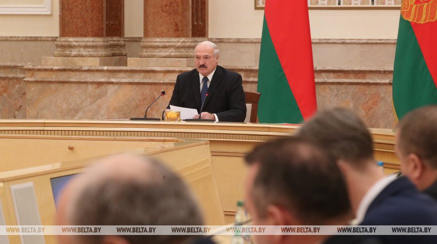 Лукашенко требует наладить эффективную работу АПК Витебской области