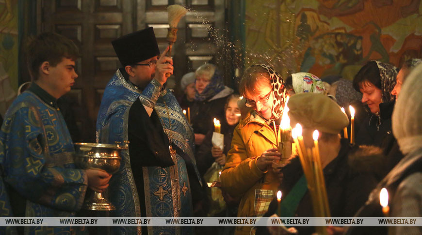 Православные верующие празднуют Сретение Господне