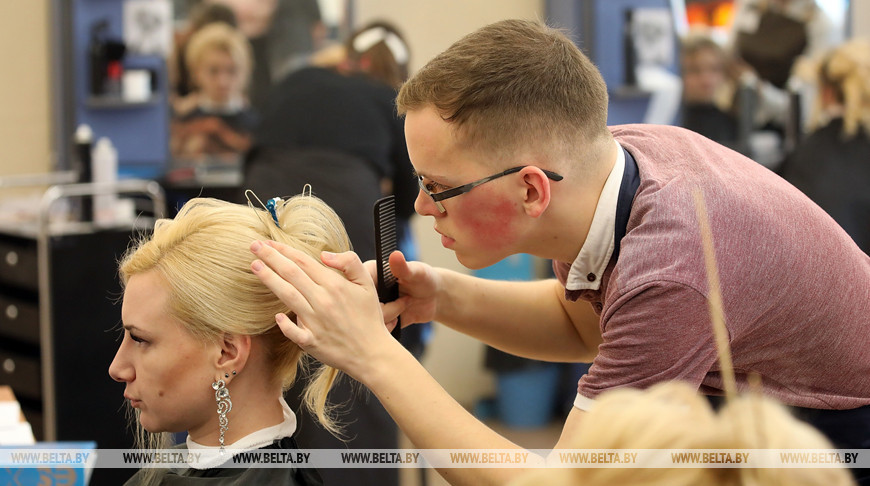 Будущие парикмахеры из Гомельской области состязаются на конкурсе WorldSkills Belaru