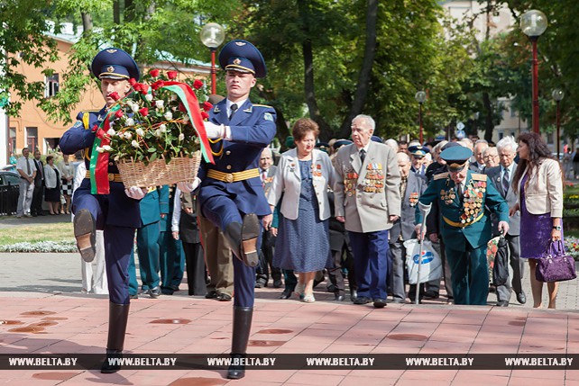 В Бресте возложили цветы к памятнику "Освобождение" на площади Свободы