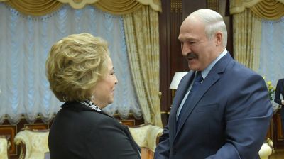 Лукашенко вручил Матвиенко орден Франциска Скорины, подарил икону и книгу "Смак беларускай кухнi"