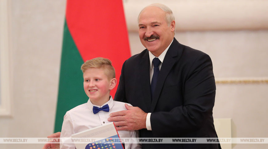 Лукашенко вручил паспорта юным гражданам страны