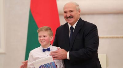 Лукашенко вручил паспорта юным гражданам страны