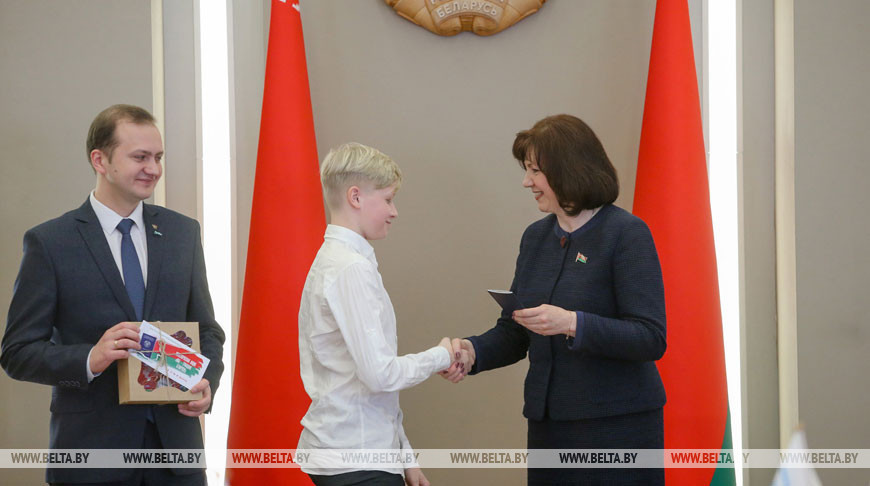 Кочанова вручила паспорта юным гражданам страны