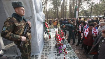 Митинг в память об узниках лагеря смерти "Озаричи" прошел в Калинковичском районе