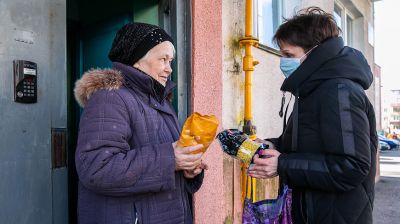 Соцработники в Витебске начали доставлять пожилым людям продукты на дом