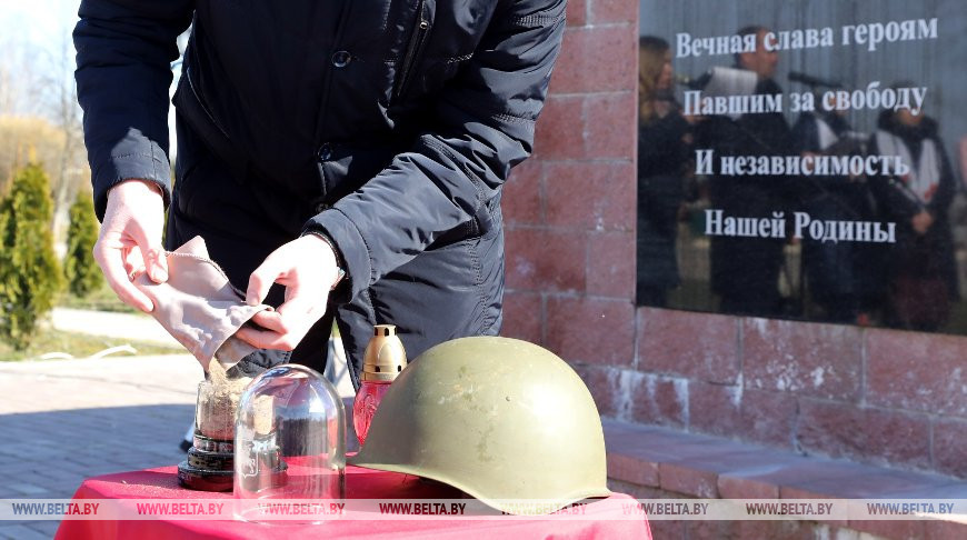 В Лепельском районе собрали землю с воинских захоронений в общую капсулу