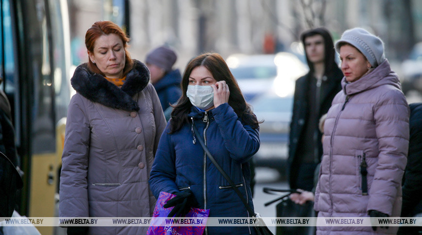 Жители Минска используют маски для защиты от инфекций