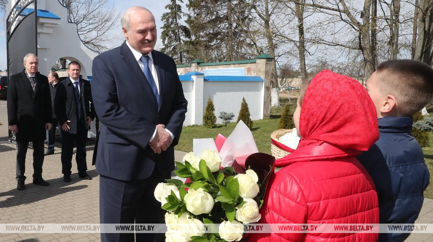 Лукашенко в праздник Пасхи посетил Свято-Благовещенский храм в Малых Лядах