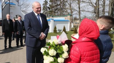 Лукашенко в праздник Пасхи посетил Свято-Благовещенский храм в Малых Лядах