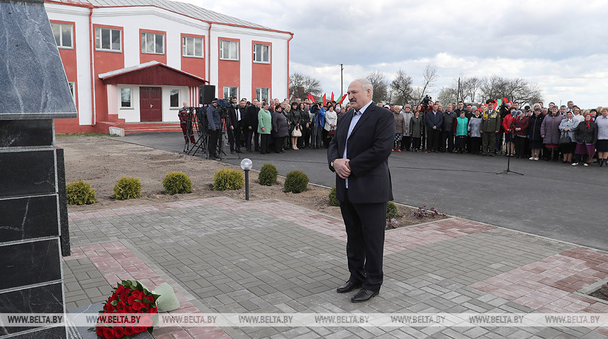 Лукашенко возложил цветы к мемориалу памяти выселенным деревням Наровлянского сельсовета