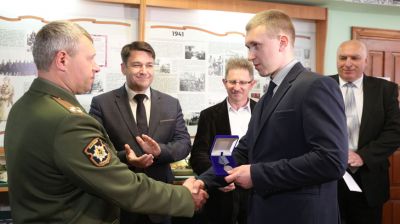 В Гродно правнуку фронтовика передали утерянную боевую медаль