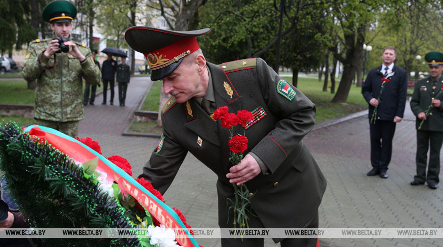 Пограничники возложили цветы к монументу у братской могилы и памятному знаку "Стражам границы всех поколений"