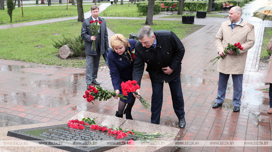 Назаров возложил цветы к бюсту Маршала Советского Союза Георгия Жукова в Минске