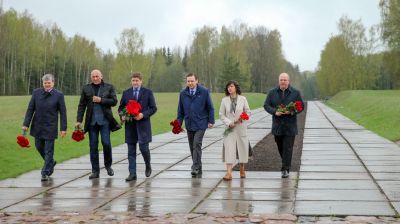 Руководители республиканских СМИ возложили цветы в Хатыни