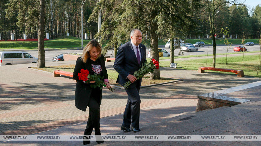 Румас возложил цветы к мемориалу жертвам Великой Отечественной войны