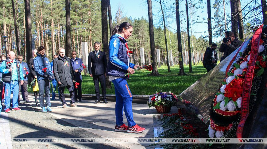 Белорусские спортсмены возложили цветы к мемориалу "Благовщина"