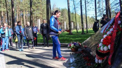 Белорусские спортсмены возложили цветы к мемориалу "Благовщина"