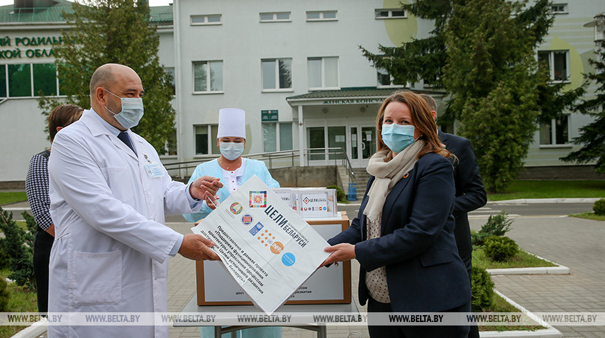Исаченко и Казана-Вишневецкий передали бесконтактные термометры родильным домам Минской области