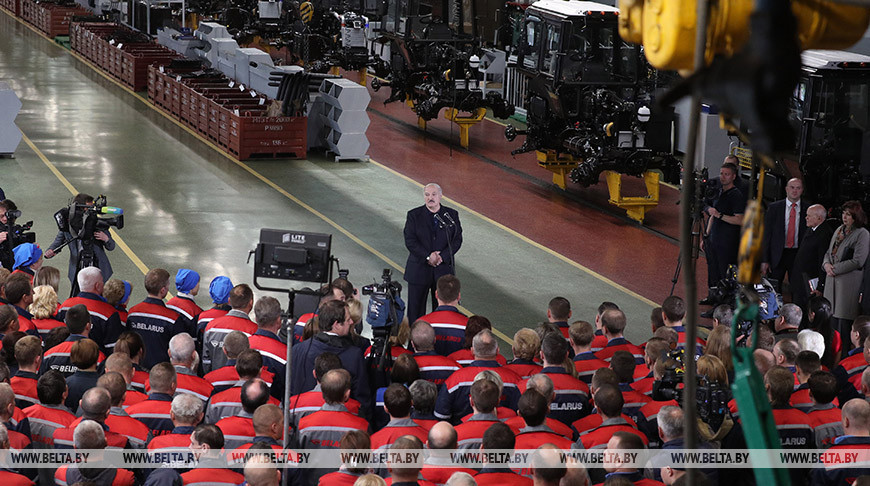 Лукашенко об МТЗ: прекрасный завод, бренд нашей страны