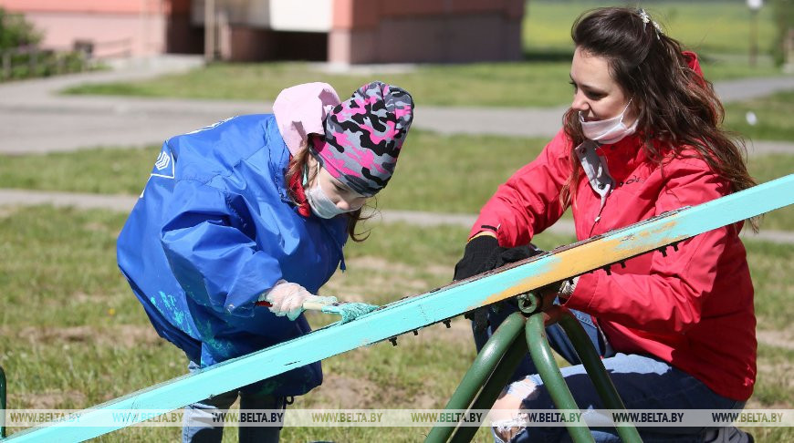 Волонтеры БРСМ помогают благоустроить детские площадки в Гродненской области
