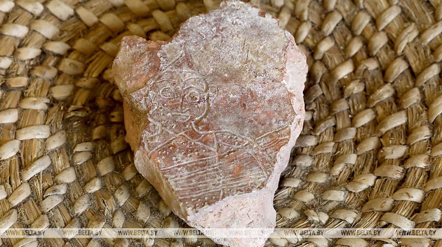 В Полоцке нашли плинфу XII века с изображением музыканта-скомороха