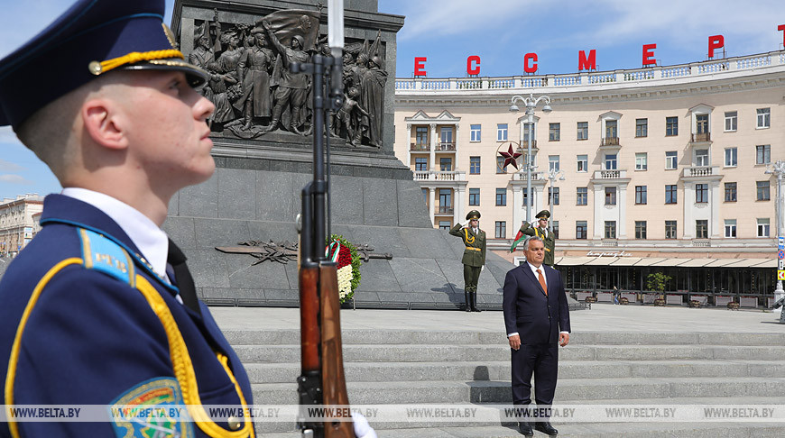 Премьер-министр Венгрии возложил венок к монументу Победы в Минске