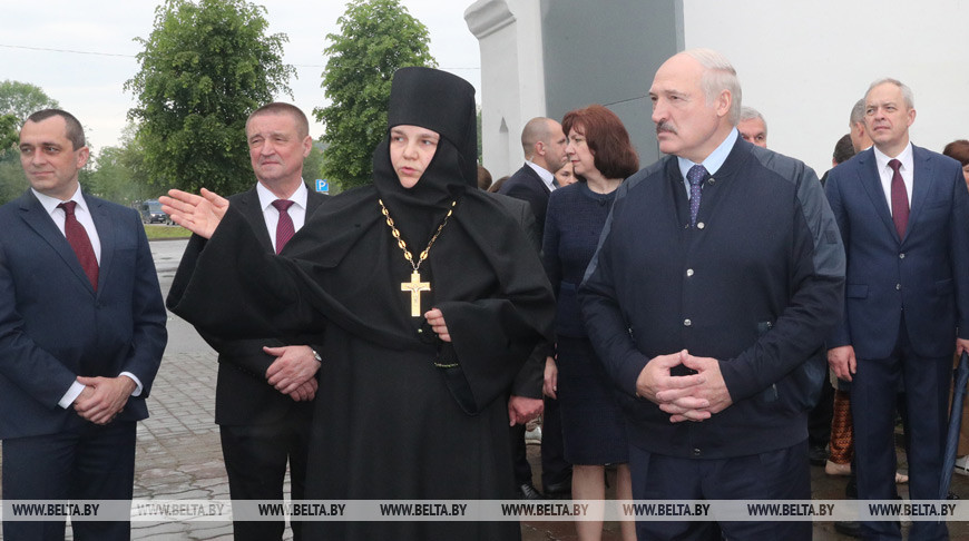 Лукашенко в троицкую родительскую субботу зажег свечи в храме Свято-Никольского монастыря