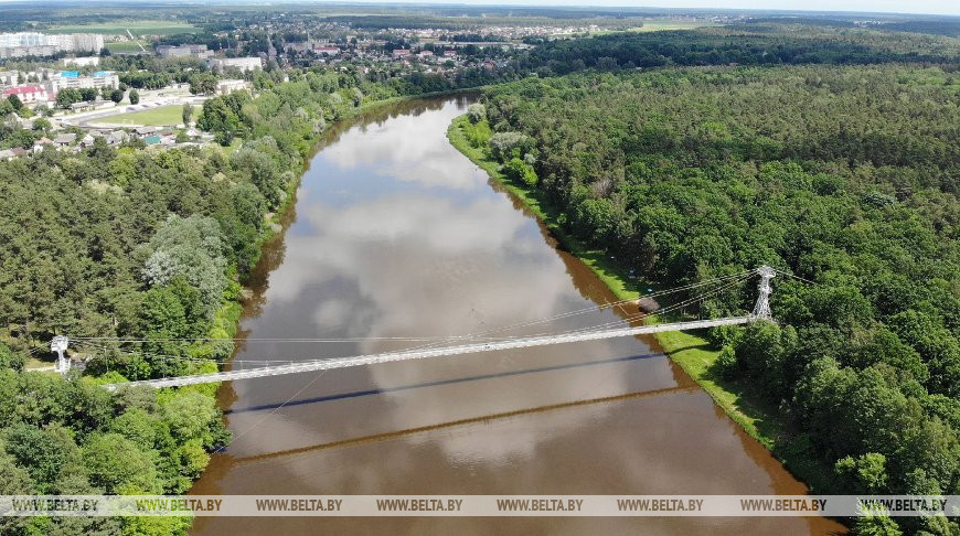 Самый длинный в Беларуси подвесной мост находится в Мостах
