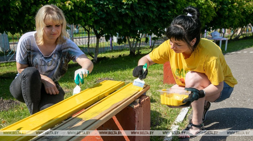 Волонтеры БРСМ вместе с жителями агрогородка Новка благоустроили дошкольный центр развития ребенка