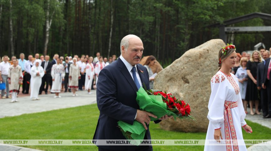 Лукашенко принял участие в открытии мемориала на месте сожженной деревни Ола