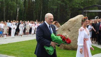 Лукашенко принял участие в открытии мемориала на месте сожженной деревни Ола