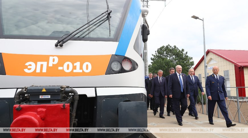 Лукашенко в Светлогорске открыл движение по новому электрифицированному участку железной дорог