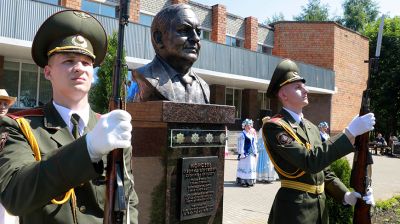 В Могилевском районе установлен бюст руководителя агрокомбината "Заря" Леонида Моисеева