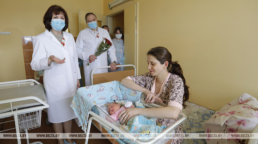 Кочанова поздравила молодых мам в РНПЦ "Мать и дитя"